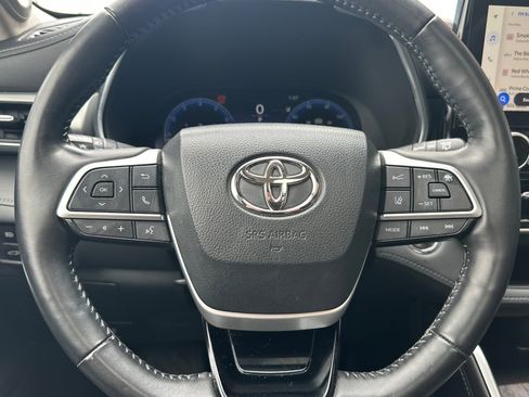 Used 2023 Toyota Highlander Platinum FWD image 23