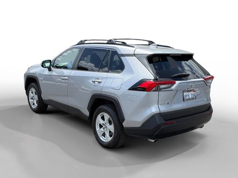 Used 2021 Toyota RAV4 XLE AWD/4WD image 3