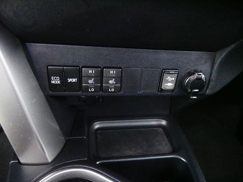 Used 2018 Toyota RAV4 XLE w/ Plus Extra Value Package AWD/4WD image 29