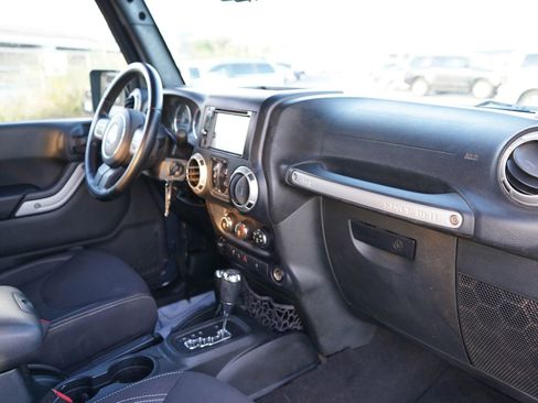 Used 2017 Jeep Wrangler Unlimited Rubicon w/ Connectivity Group image 18