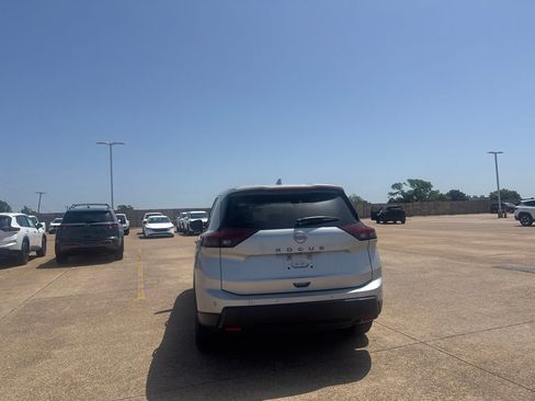 Certified 2025 Nissan Rogue SV FWD image 18