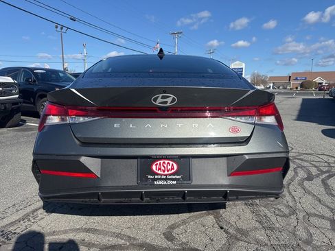 Certified 2025 Hyundai Elantra SE FWD image 7