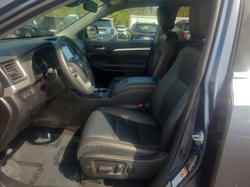 Used 2019 Toyota Highlander XLE AWD/4WD image 17