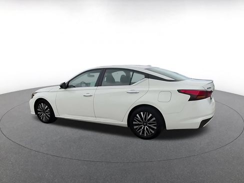 Used 2025 Nissan Altima 2.5 SV FWD image 9