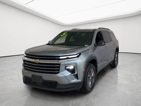 Used 2025 Chevrolet Traverse LT FWD image 3