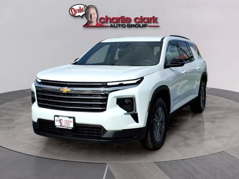 Used 2026 Chevrolet Traverse LT FWD image 1