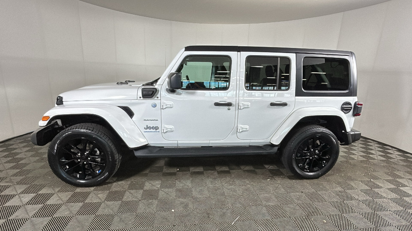 Used 2023 Jeep Wrangler Unlimited Sahara w/ Cold Weather Group AWD/4WD image 7