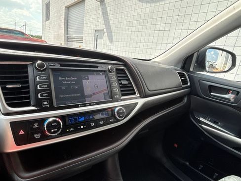 Used 2019 Toyota Highlander Limited FWD image 14