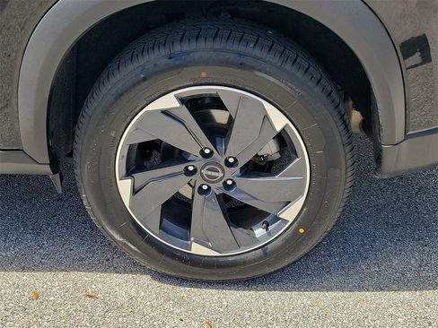 Used 2025 Nissan Rogue SV image 5