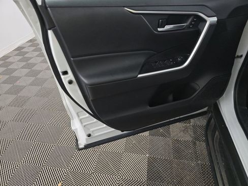 Used 2023 Toyota RAV4 XLE Premium image 9
