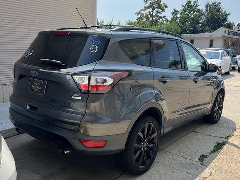 Used 2017 Ford Escape SE w/ SE Sport Appearance Package FWD image 3