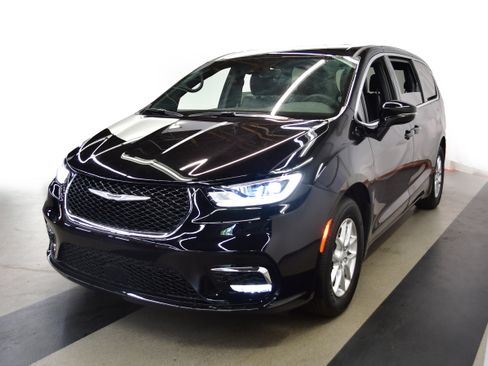 Used 2025 Chrysler Pacifica Select FWD image 4