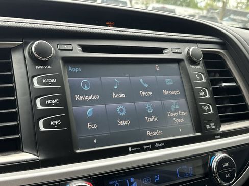 Used 2019 Toyota Highlander SE AWD/4WD image 17