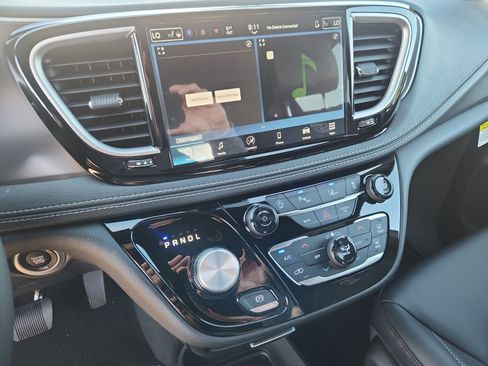 New 2026 Chrysler Pacifica Select image 13