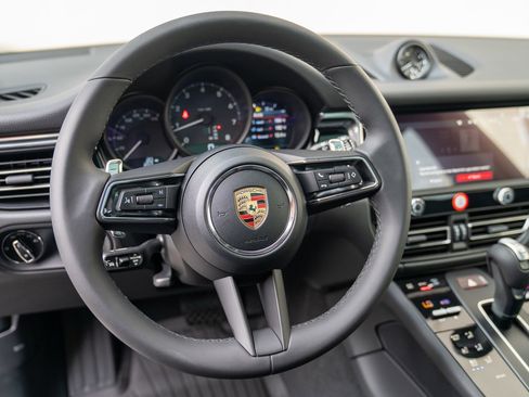 Certified 2025 Porsche Macan image 12