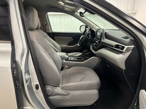 Used 2022 Toyota Highlander L FWD image 18