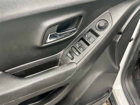 Used 2022 Chevrolet Trax LT w/ LT Convenience Package image 20
