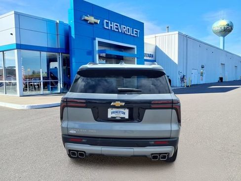 Used 2025 Chevrolet Traverse LT AWD/4WD image 4