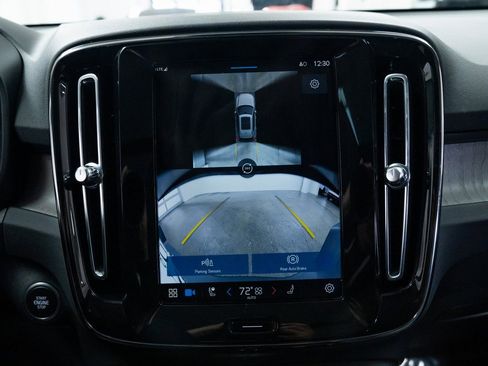 Used 2024 Volvo XC40 B5 Plus image 13