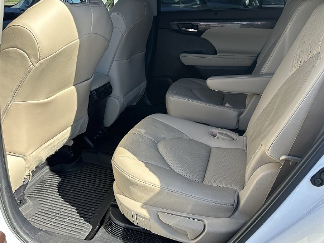 Used 2021 Toyota Highlander Platinum FWD image 17