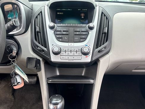 Used 2017 Chevrolet Equinox LS FWD image 24