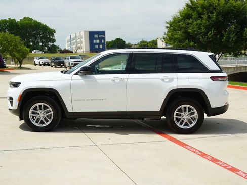 Used 2025 Jeep Grand Cherokee Laredo X w/ Luxury Tech Group I AWD/4WD image 2