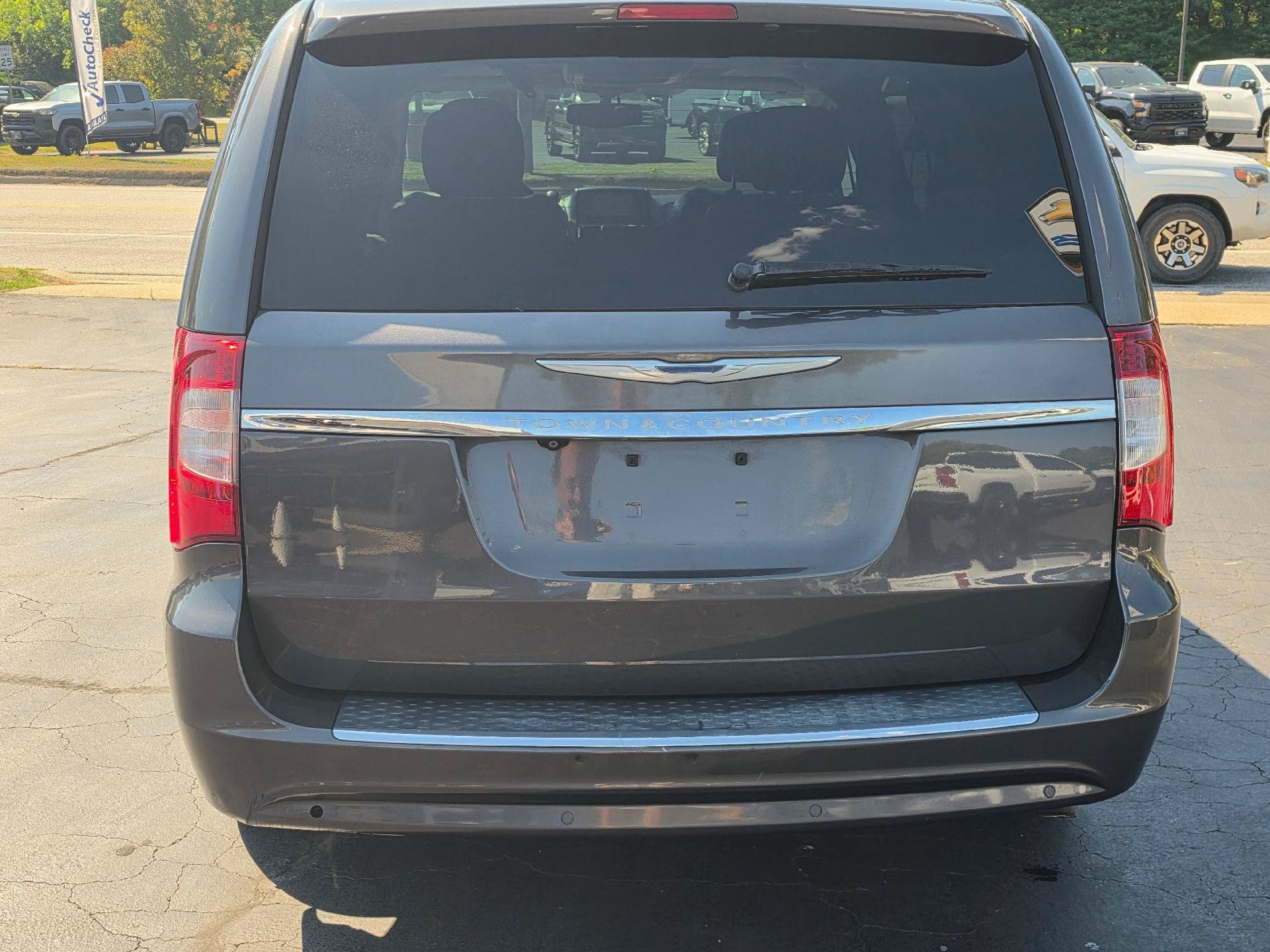 Used 2014 Chrysler Town & Country Touring-L FWD image 4