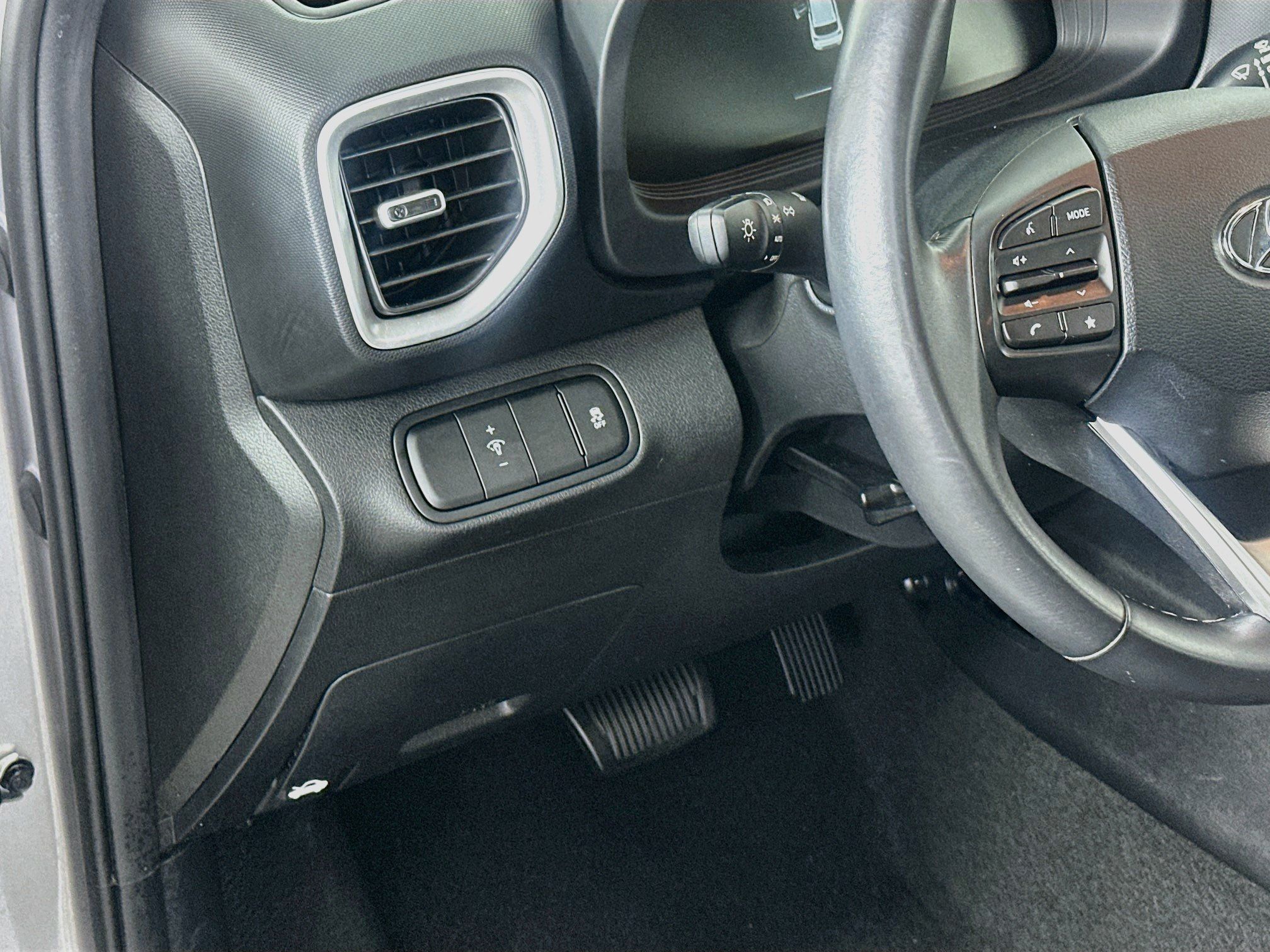 Used 2025 Hyundai Venue SEL FWD image 17