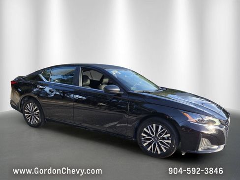 Used 2025 Nissan Altima 2.5 SV FWD image 8