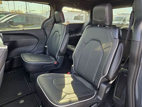 New 2026 Chrysler Pacifica Limited w/ Uconnect Theater Family Group AWD/4WD image 27