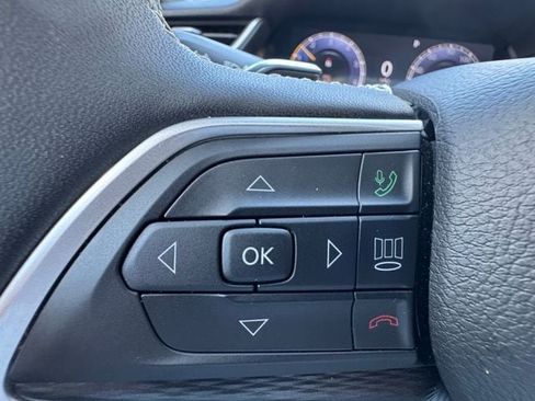 Used 2025 Jeep Grand Cherokee Altitude AWD/4WD image 42