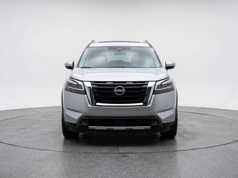 Used 2025 Nissan Pathfinder SV image 2
