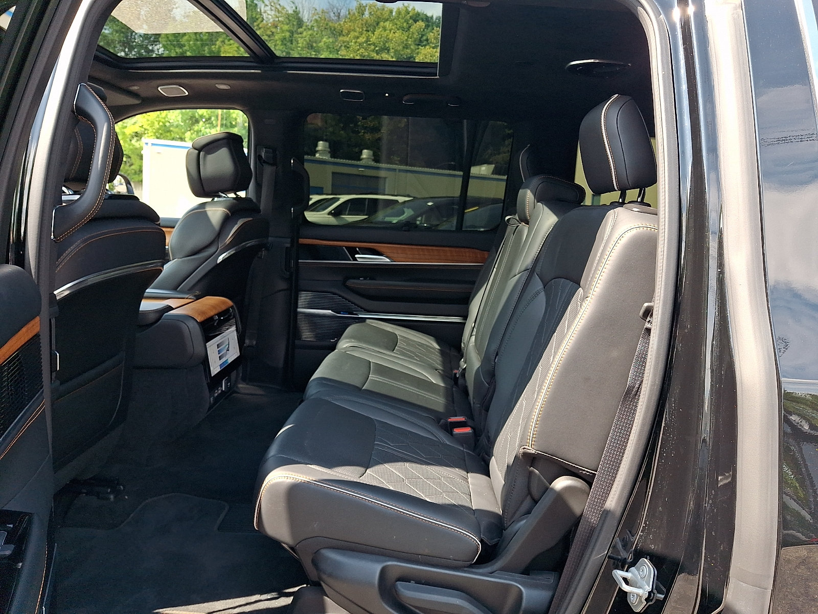 Used 2024 Jeep Grand Wagoneer Series III w/ HD Trailer Tow Package AWD/4WD image 10