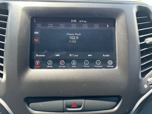 Used 2019 Jeep Cherokee Latitude w/ Popular Appearance Group AWD/4WD image 47