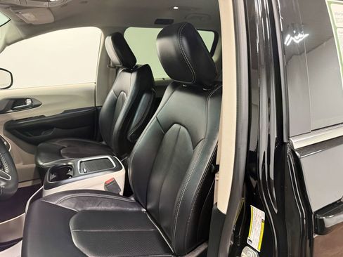 Used 2024 Chrysler Pacifica Touring-L FWD image 55