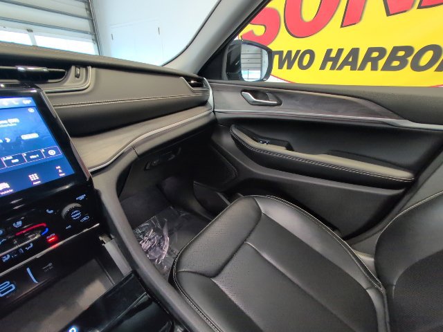 Used 2024 Jeep Grand Cherokee Limited w/ Luxury Tech Group II AWD/4WD image 30