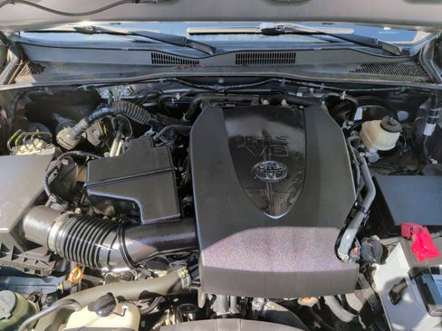 Used 2018 Toyota Tacoma Limited image 35