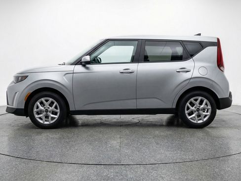 Used 2025 Kia Soul LX w/ LX Technology Package FWD image 5