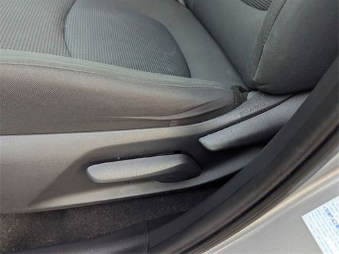 Used 2021 Toyota RAV4 LE image 9