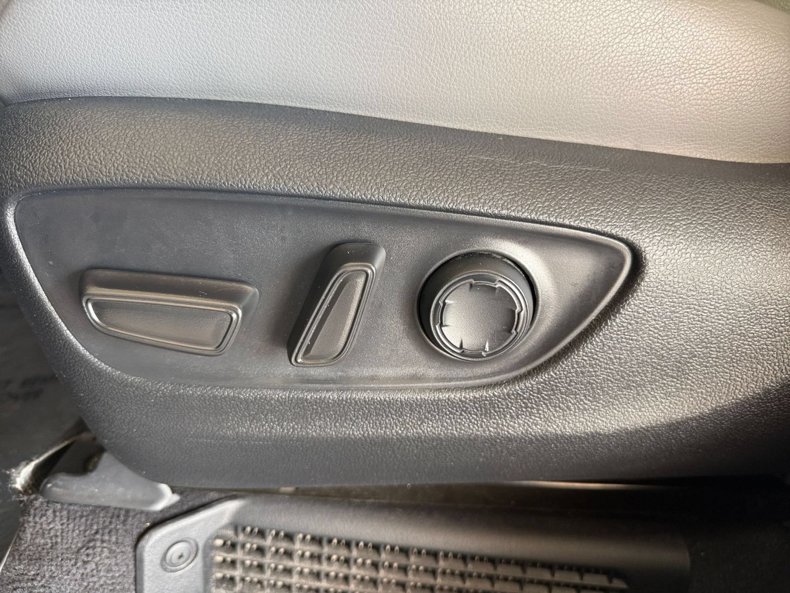 Used 2024 Toyota Sienna XLE FWD image 21