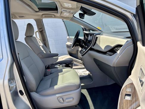 Used 2020 Toyota Sienna XLE FWD image 7