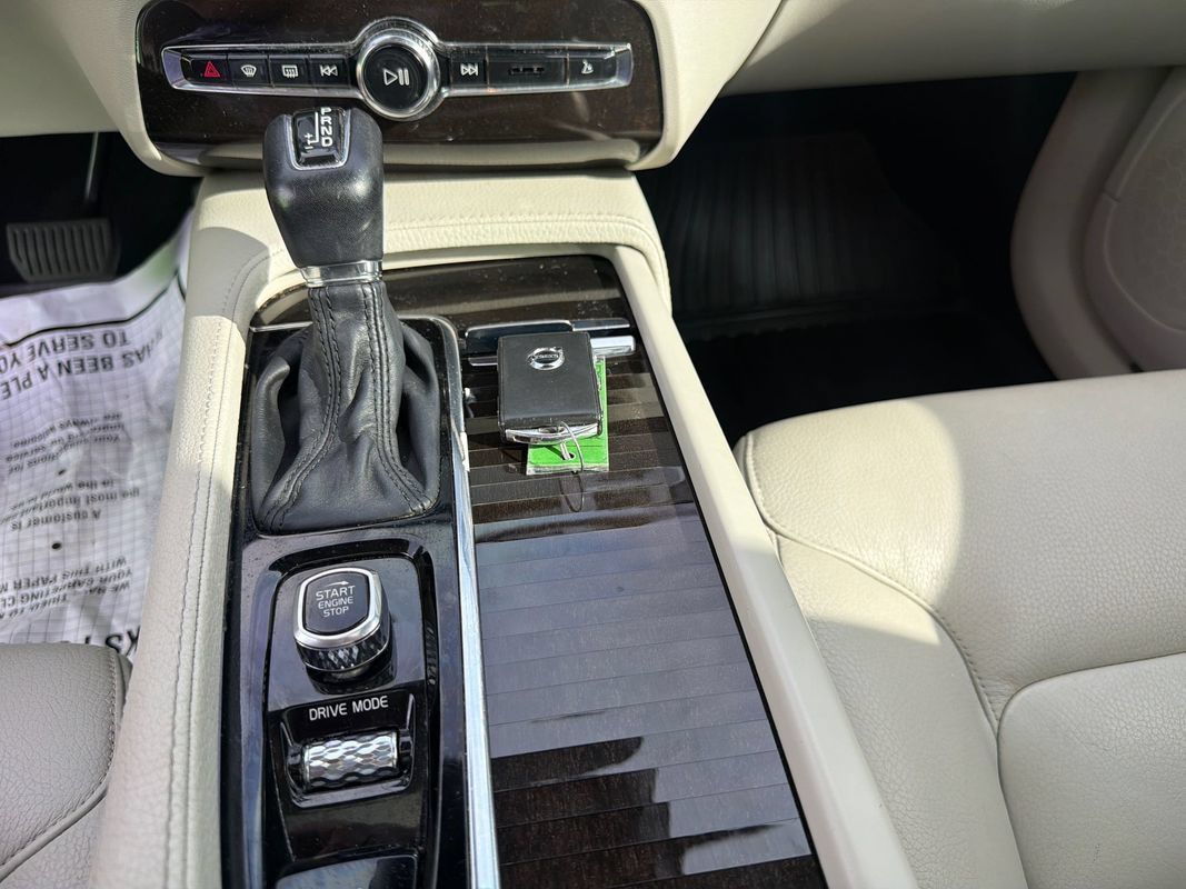 Used 2018 Volvo XC90 T6 Momentum w/ Convenience Package AWD/4WD image 24