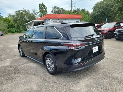 Used 2025 Toyota Sienna XLE FWD image 3