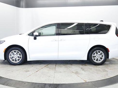 Certified 2023 Chrysler Pacifica Touring-L FWD image 2
