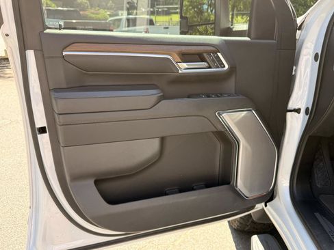 Used 2024 Chevrolet Silverado 2500 High Country w/ Technology Package AWD/4WD image 10