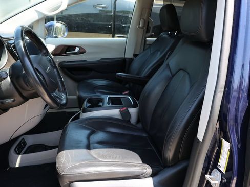 Used 2019 Chrysler Pacifica Touring-L Plus FWD image 9