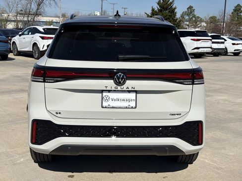 New 2026 Volkswagen Tiguan SE R-Line image 3