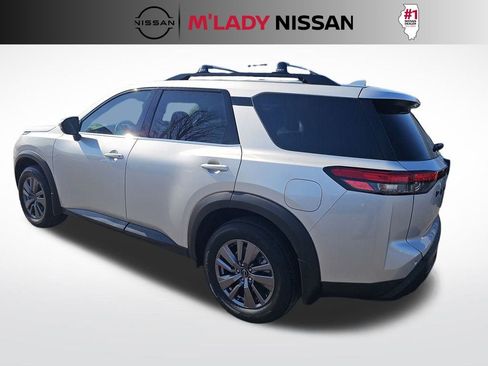 Used 2023 Nissan Pathfinder SV w/ SV Premium Package image 7
