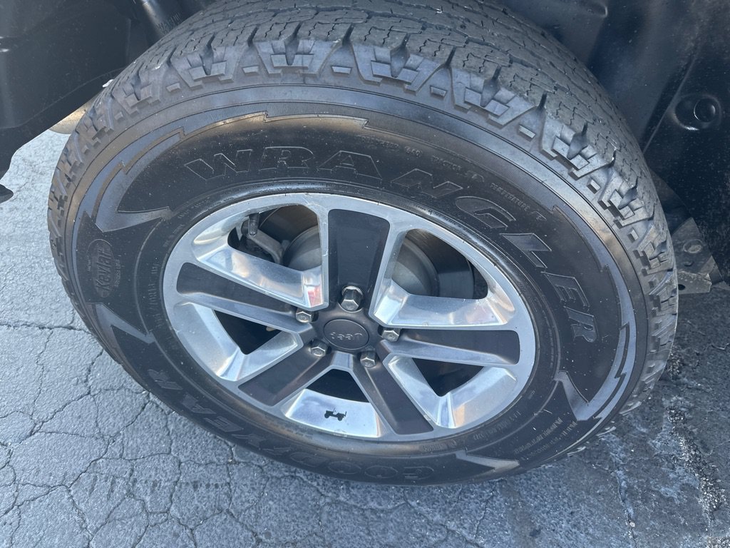 Used 2018 Jeep Wrangler Unlimited Sahara AWD/4WD image 7
