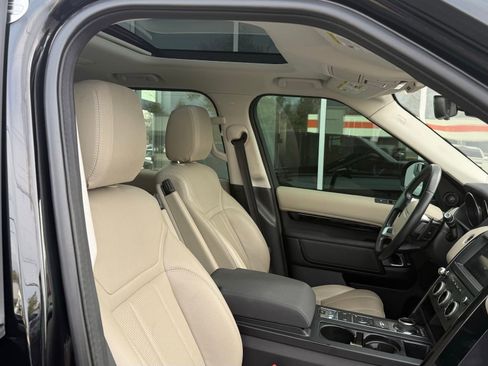 Used 2019 Land Rover Discovery SE image 20